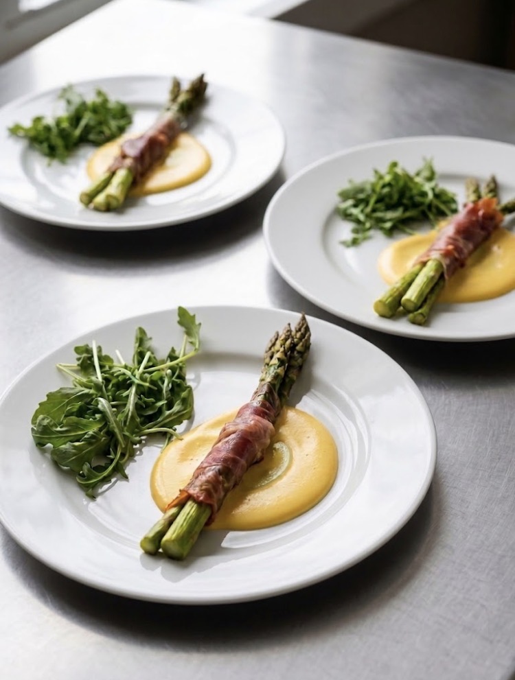Prosciutto-wrapped asparagus starters with saffron purée and rocket